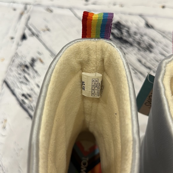 NWT TOMS WOMEN SILVER MAKENNA LEATHER QUILTED RAINBOW FLEECE WINTER SNOW BOOTS 6 - Picture 9 of 10